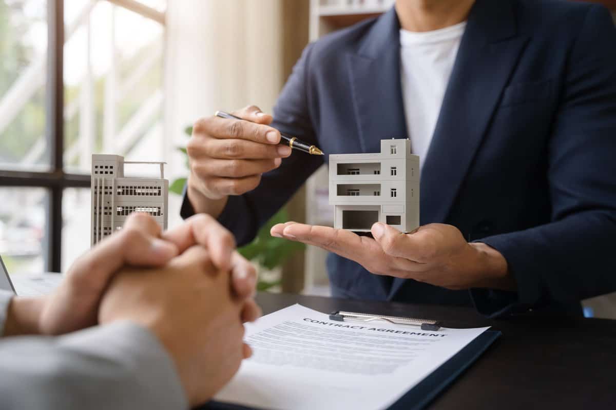 Immobilienmakler aus Kronberg präsentiert ein Modellhaus.