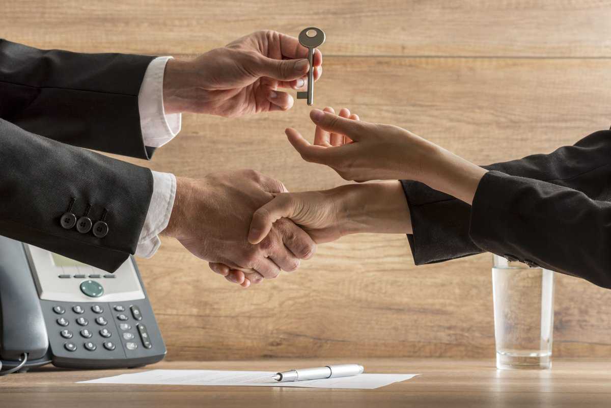 Schlüsselübergabe nach Vertragsabschluss mit Immobilienmakler Hattersheim von Cita Immobilien.