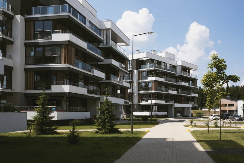 Stilvolle, moderne Wohngebäude mit großzügigen Balkonen und grünen Außenbereichen. Perfekt für Immobilienmakler Frankfurt.