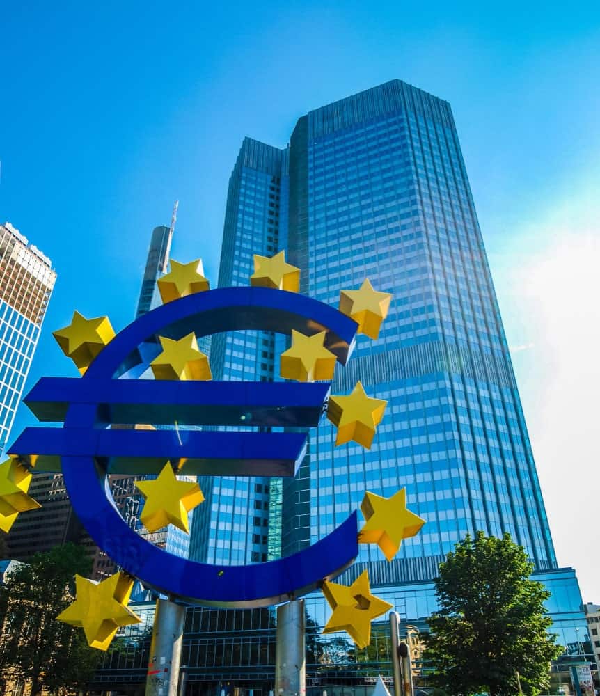 Euro-Symbol vor dem Gebäude der Europäischen Zentralbank in Frankfurt, das den modernen Finanzdistrikt der Stadt repräsentiert. Perfekt für Immobilienmakler Frankfurt.