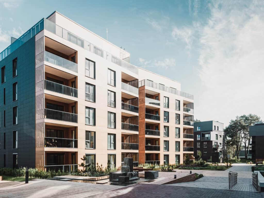 Moderner Wohnkomplex mit großzügigen Balkonen und gepflegten Außenanlagen. Perfekt für Immobilienmakler Frankfurt.