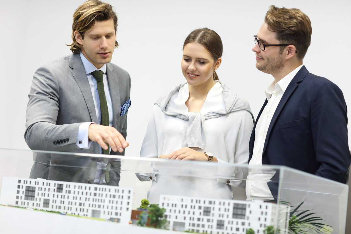 Immobilienmakler Kronberg erläutert Paar Modellprojekt.