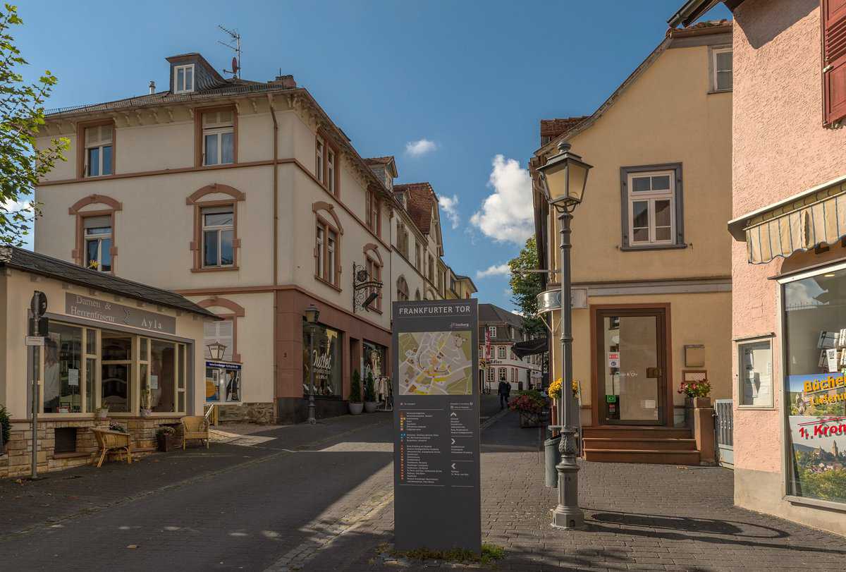 Das Frankfurter Tor in Kronberg, eine malerische Straßenszene mit traditionellen Geschäften, ideal für Immobilienmakler Kronberg.