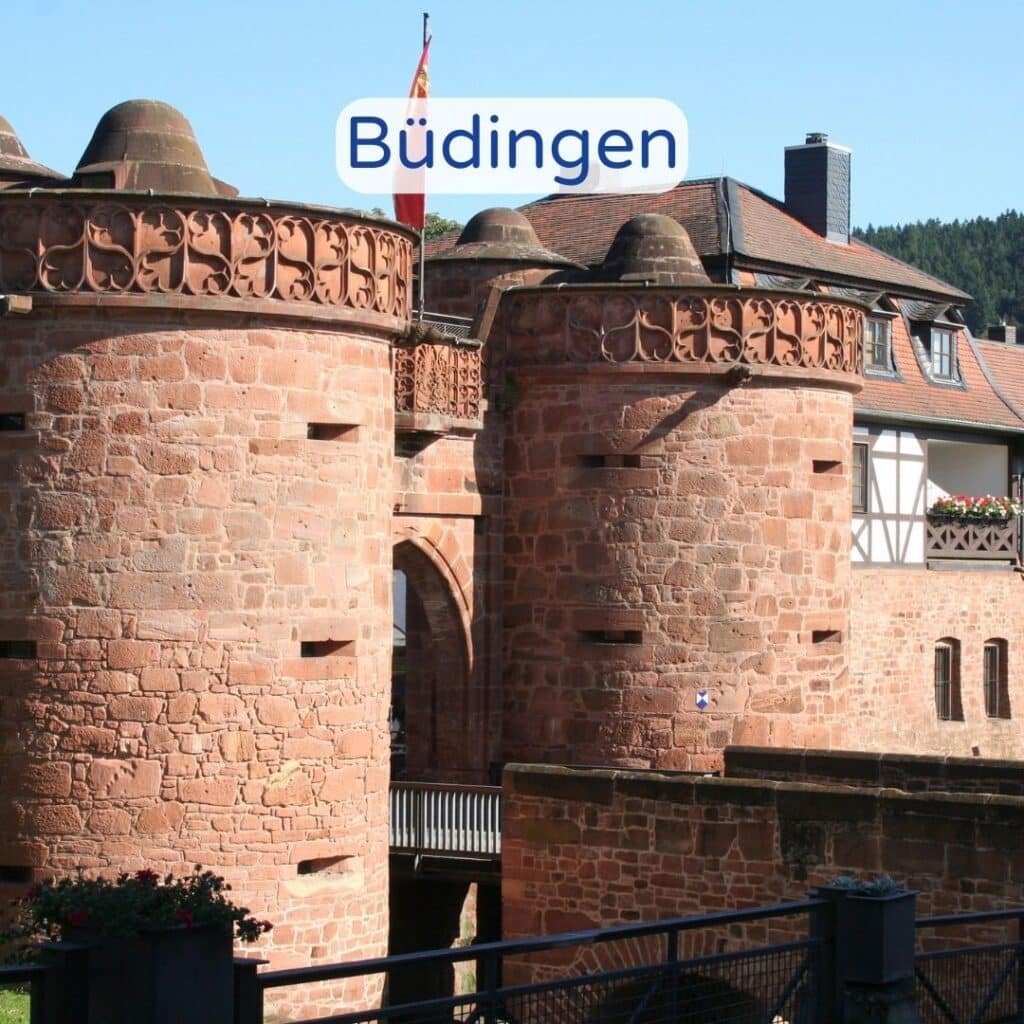 Historische Befestigungsanlage in Büdingen mit Zinnen und einem Tor.