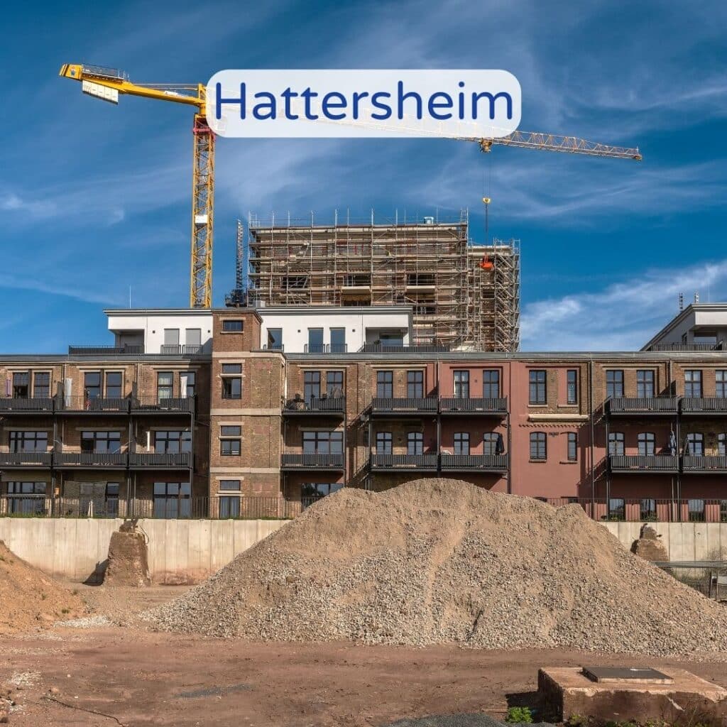 Baustelle in Hattersheim mit einem Kran und einem Haufen Schutt im Vordergrund.