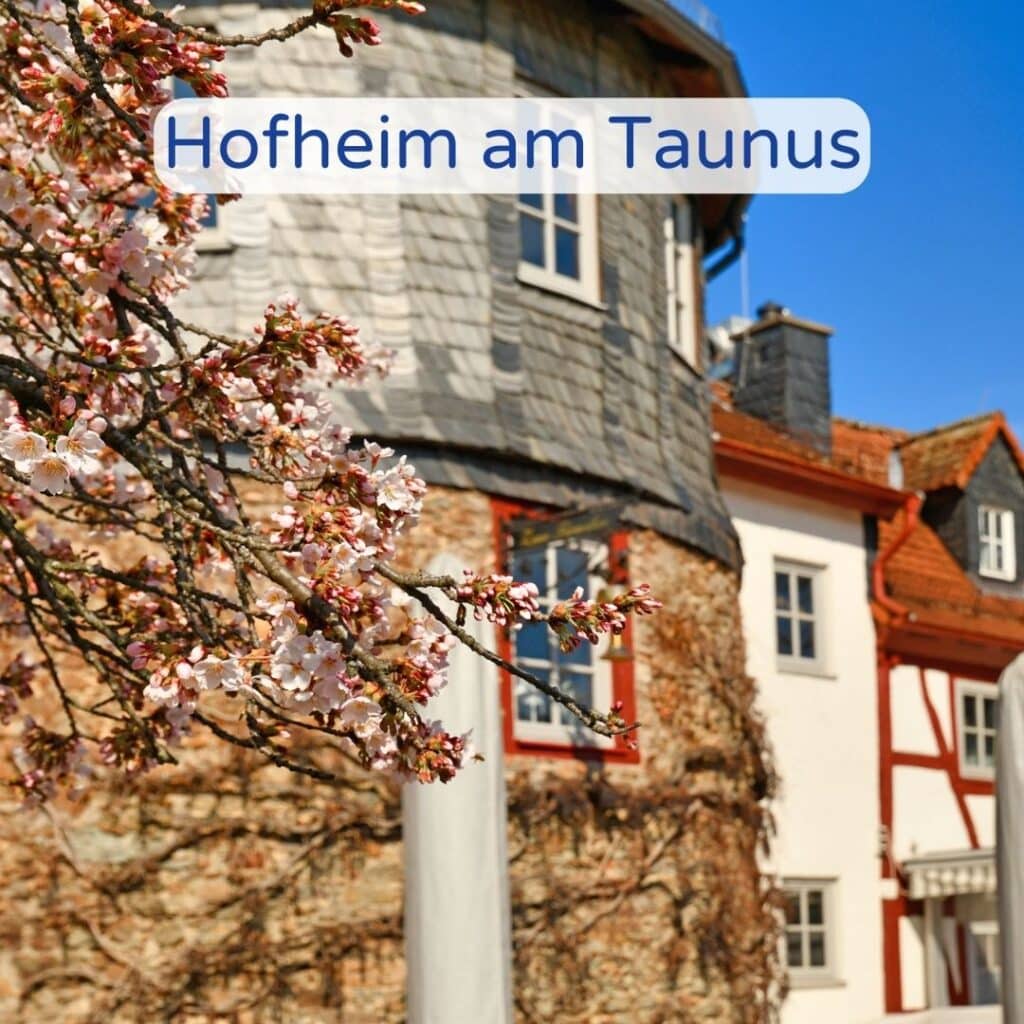 Verwinkelte Gassen in Hofheim am Taunus mit traditionellen Fachwerkhäusern.