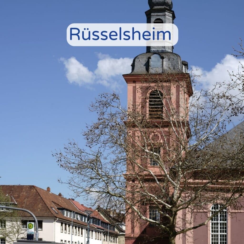 Stadtansicht von Rüsselsheim mit Gebäuden und klarem Himmel.