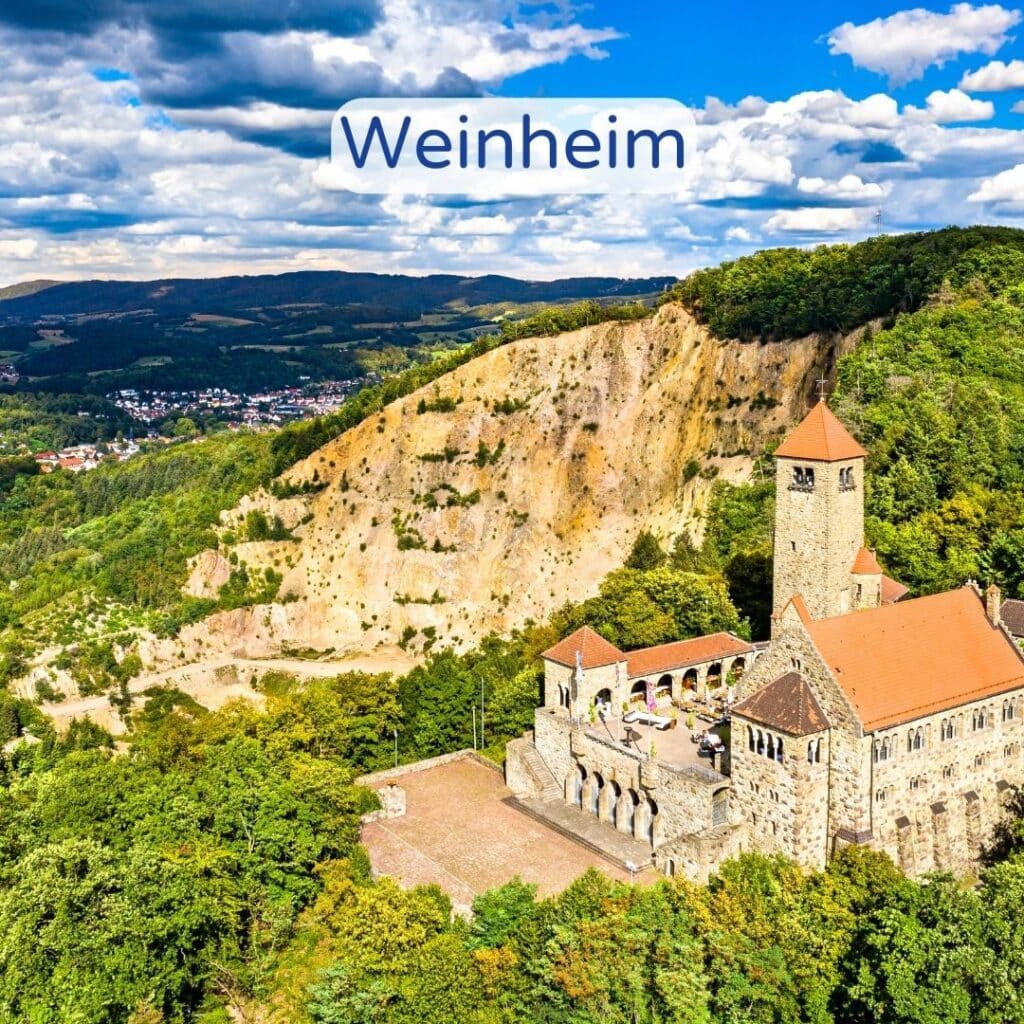 Panoramablick auf Weinheim mit der historischen Wachenburg auf einem Hügel im Hintergrund.