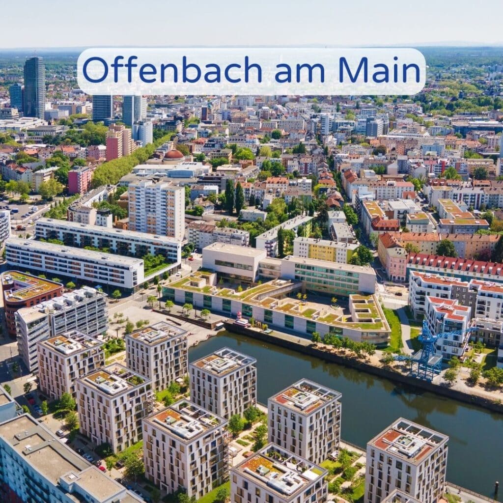 Luftaufnahme von Offenbach am Main mit mehreren Gebäuden und Grünflächen.