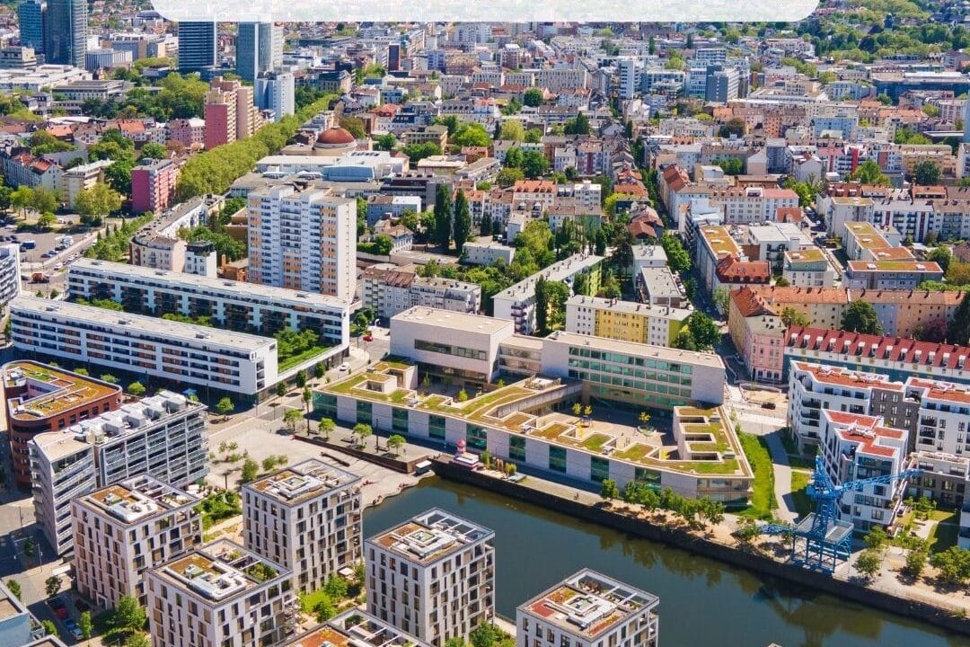 Luftaufnahme von Offenbach am Main mit mehreren Gebäuden und Grünflächen.