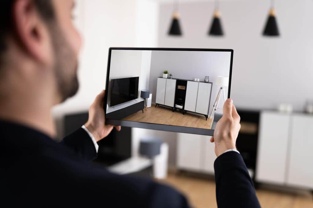 Person erlebt eine virtuelle Immobilienbesichtigung, angeboten von Cita Immobilien, um Immobilienangebote in Aschaffenburg innovativ zu präsentieren.